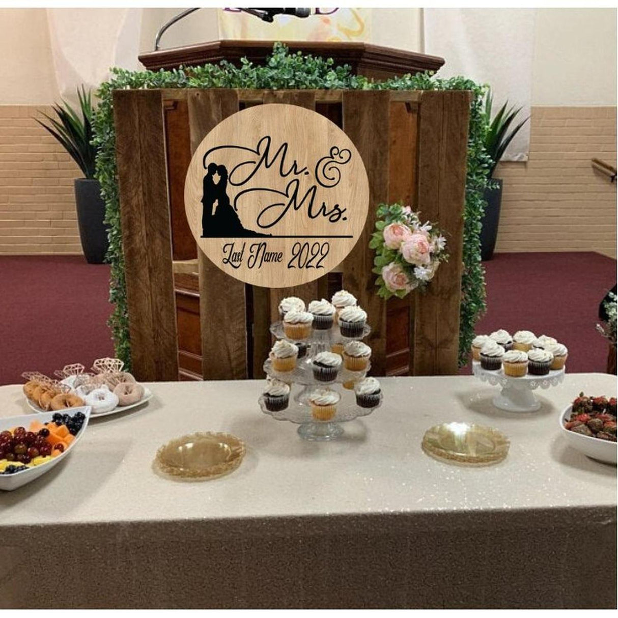 Mr and Mrs Wedding Round Sign