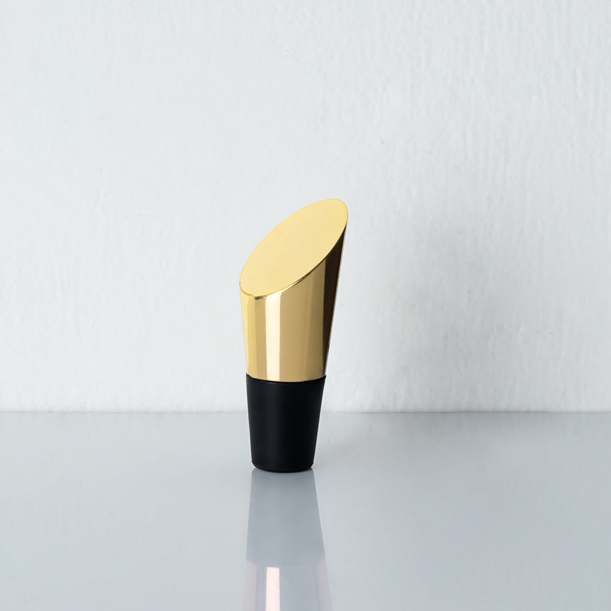 Gold heavyweight bottle stopper by viski®