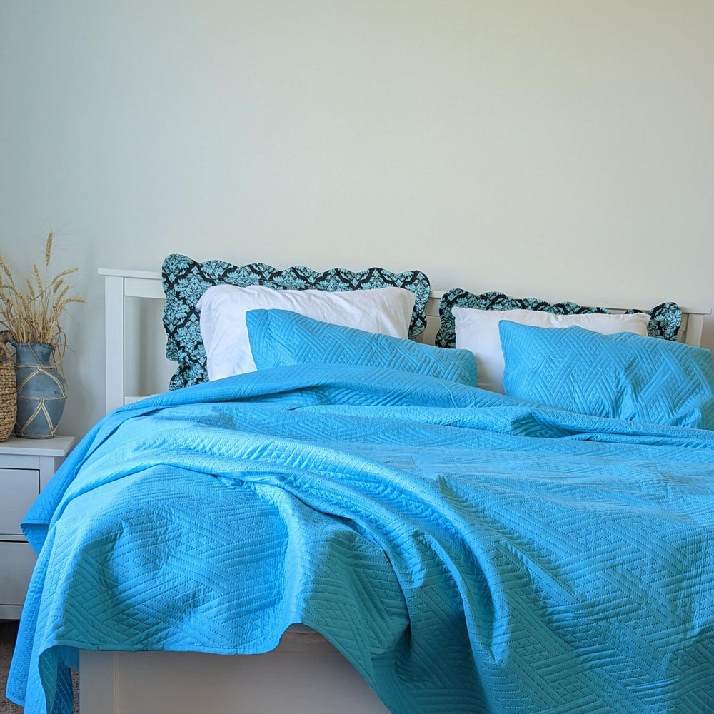 DaDa Bedding Gentle Wave Turquoise Teal Blue Lagoon Lightweight Quilted Bedspread Set (LH3000)