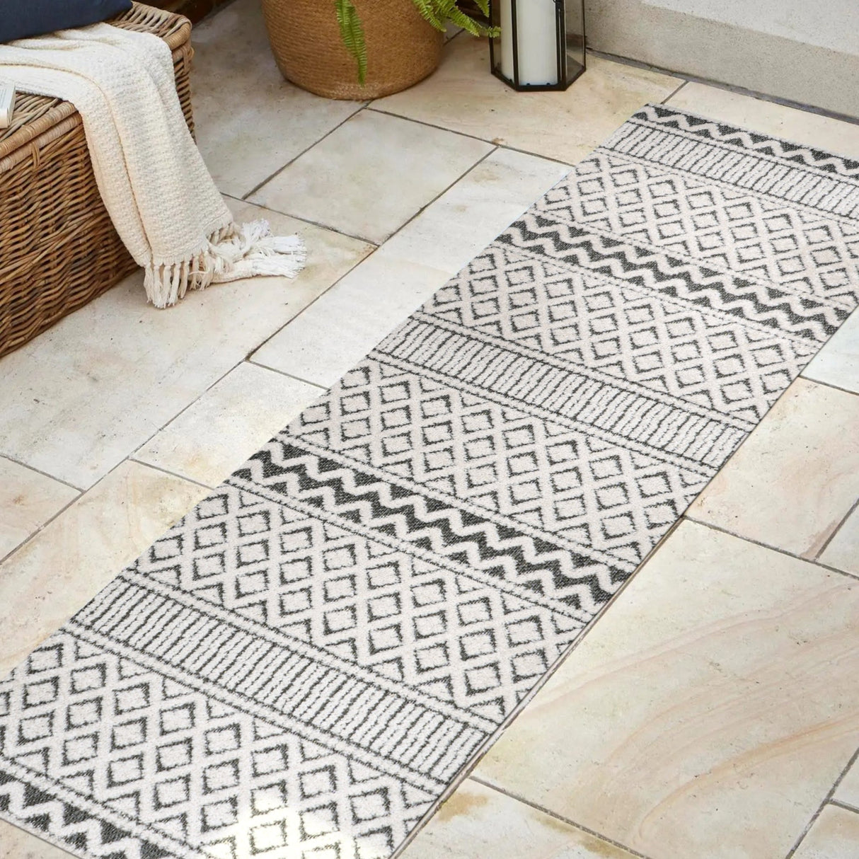 Ormond High - Low Modern Trellis Geometric Indoor/Outdoor Runner Rug - Tuesday Morning - Runner Rugs