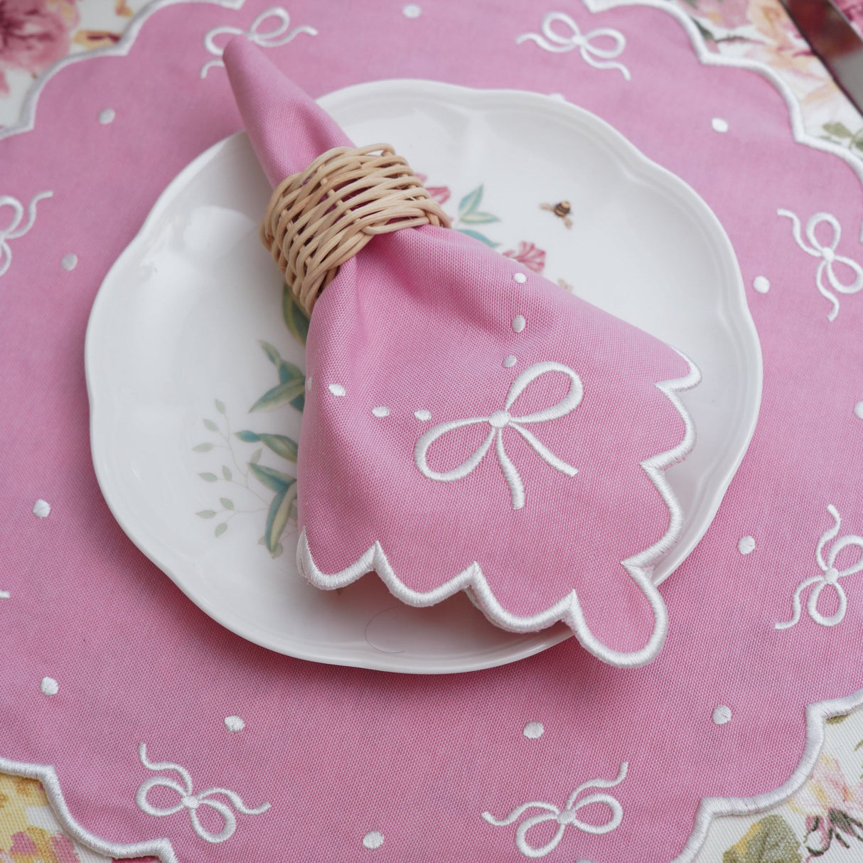 Ribbia Pink Round Fabric Placemat & Napkin Set