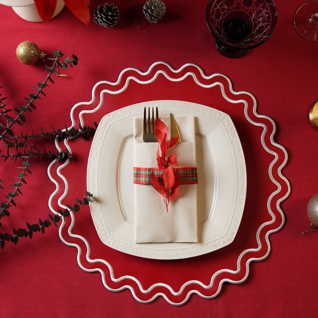 Solace Red & White Scalloped Faux Leather Placemat