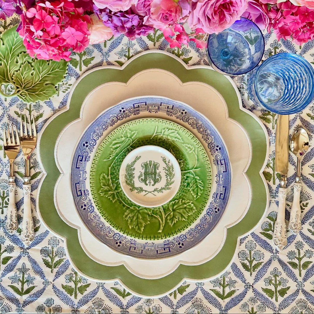 SERENITY WHITE GREEN SCALLOPED FAUX LEATHER PLACEMAT