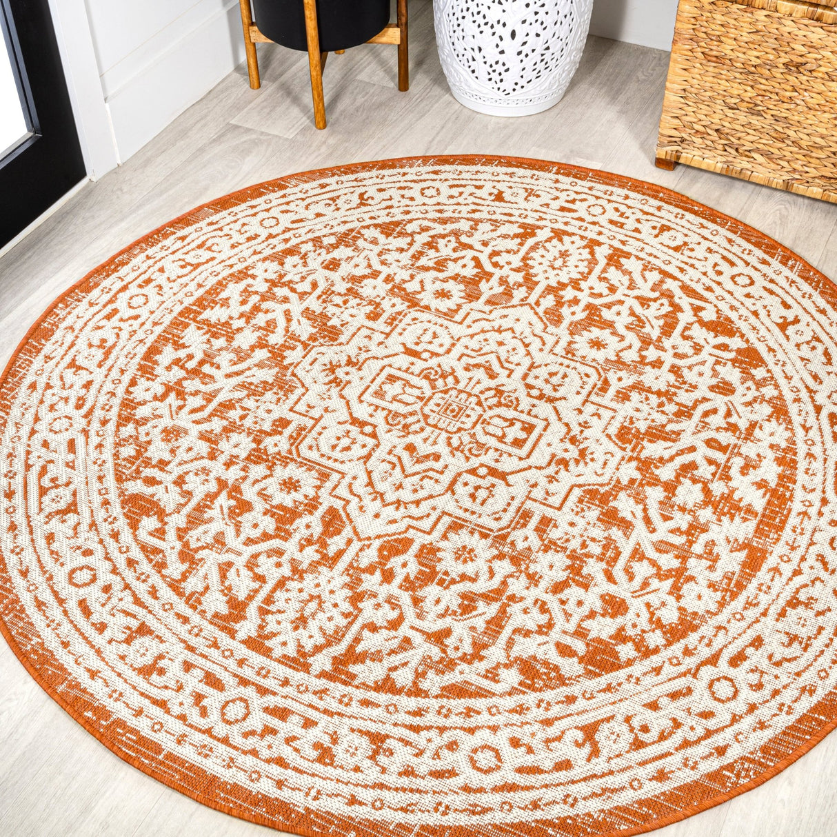 Sinjuri Medallion Textured Weave Indoor/Outdoor Round Area Rug - Tuesday Morning - Area Rugs