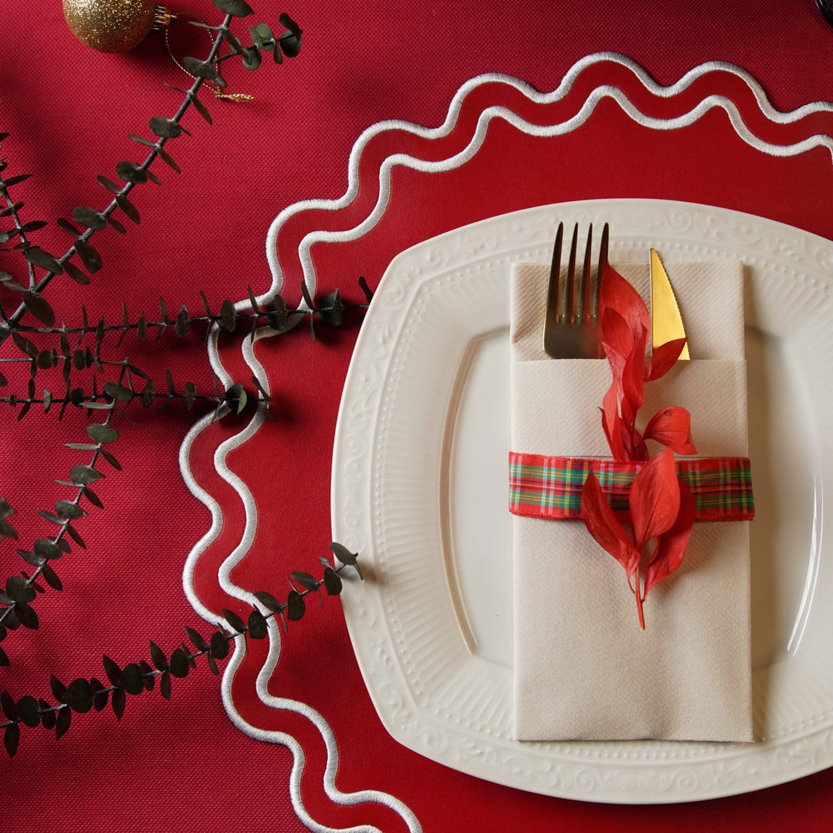 Solace Red & White Scalloped Faux Leather Placemat