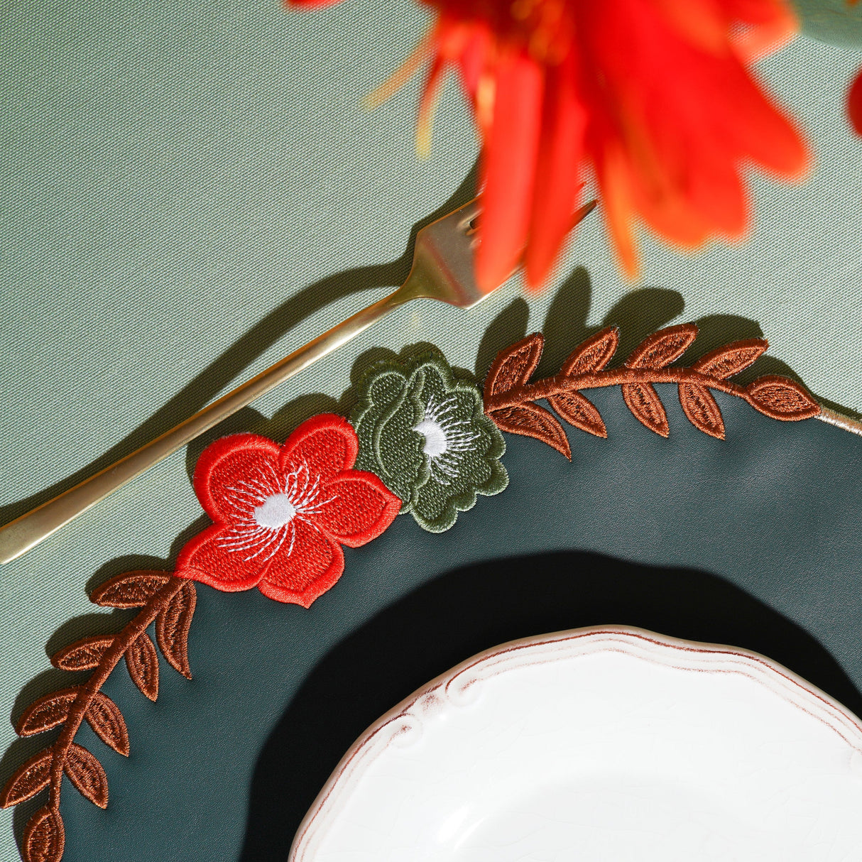 JASMINE DARK GREEN ROUND FAUX LEATHER PLACEMAT (Set Of 4)