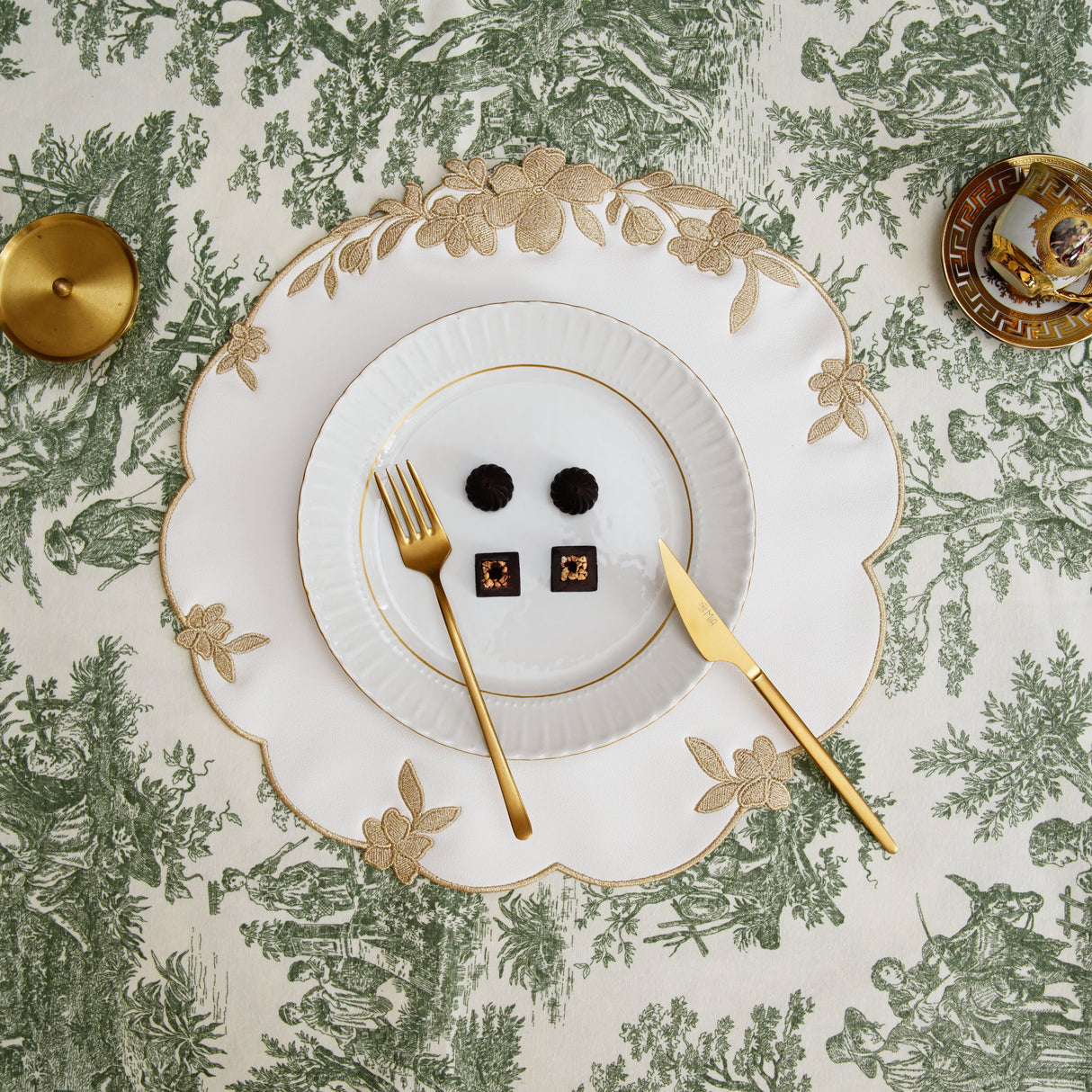 LOTUS WHITE GOLD ROUND FAUX LEATHER PLACEMAT