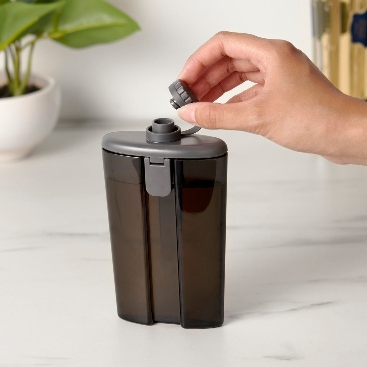 Easy-fill™ flask in grey by host®